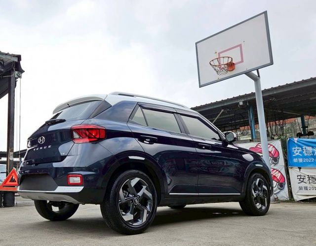 GLB款 藍白雙色 原廠保養紀錄 升級環景系統 盲點偵測 恆溫空調 定速巡航 免鑰匙摸門解鎖 CarPlay 電子後視鏡  第6張相片