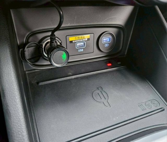 GLB款 藍白雙色 原廠保養紀錄 升級環景系統 盲點偵測 恆溫空調 定速巡航 免鑰匙摸門解鎖 CarPlay 電子後視鏡  第13張相片