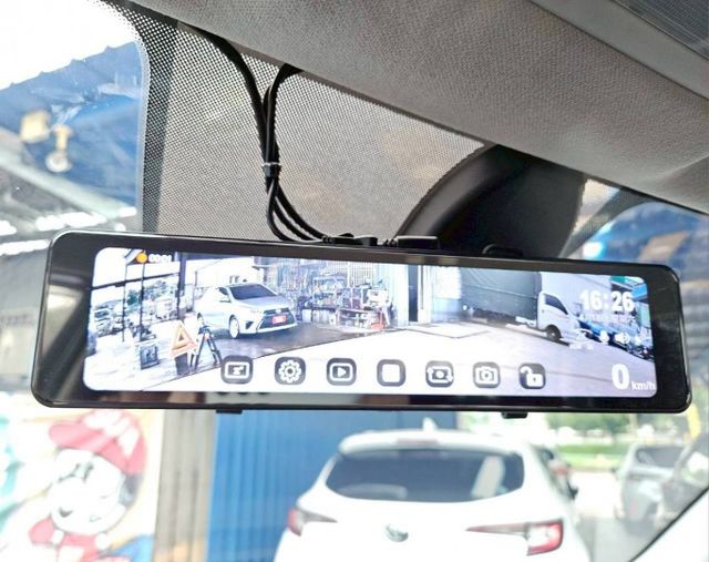 GLB款 藍白雙色 原廠保養紀錄 升級環景系統 盲點偵測 恆溫空調 定速巡航 免鑰匙摸門解鎖 CarPlay 電子後視鏡  第17張相片