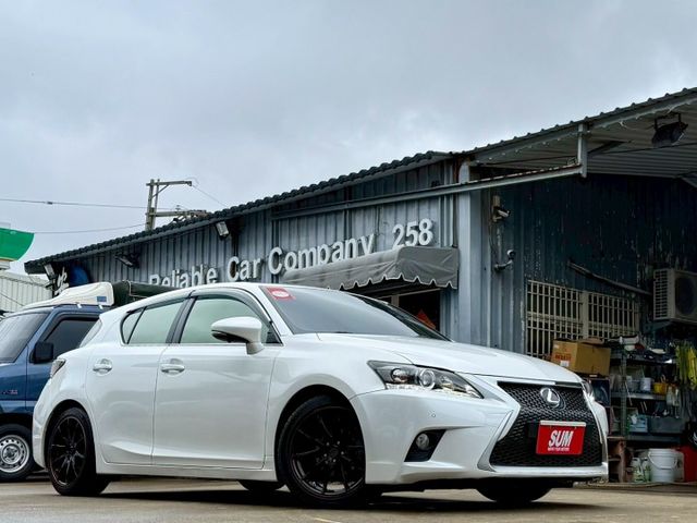 菁英版 平均油耗可達23.3km/ltr 大電池已更換 F-SPORT套件 記憶電動椅 定速巡航 倒車顯影 分區溫控  第2張相片