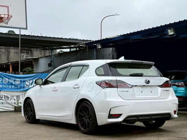 菁英版 平均油耗可達23.3km/ltr 大電池已更換 F-SPORT套件 記憶電動椅 定速巡航 倒車顯影 分區溫控  第4張相片