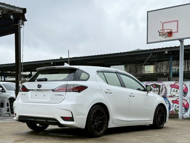 菁英版 平均油耗可達23.3km/ltr 大電池已更換 F-SPORT套件 記憶電動椅 定速巡航 倒車顯影 分區溫控  第5張相片