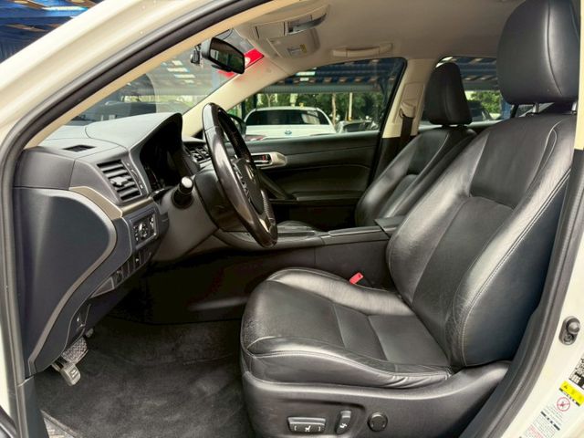 菁英版 平均油耗可達23.3km/ltr 大電池已更換 F-SPORT套件 記憶電動椅 定速巡航 倒車顯影 分區溫控  第6張相片