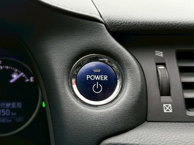 菁英版 平均油耗可達23.3km/ltr 大電池已更換 F-SPORT套件 記憶電動椅 定速巡航 倒車顯影 分區溫控  第13張相片