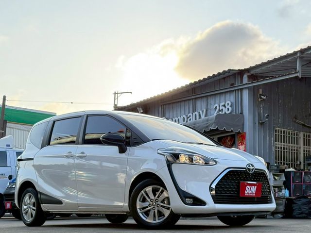 僅跑2萬多公里 免鑰匙摸門解鎖啟動 VSC車輛穩定控制系統 AEB緊急煞車系統 LED日行燈 6SRS 車道偏離警示  第2張相片