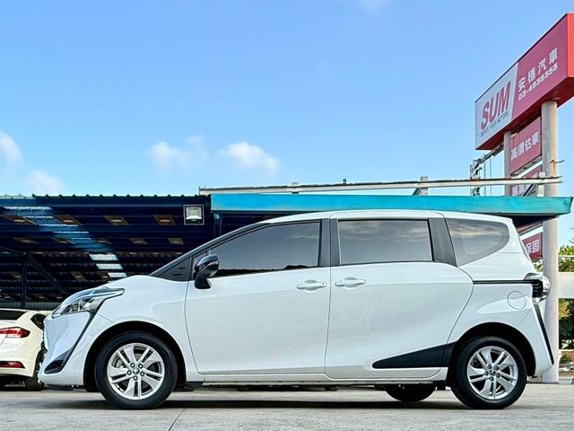 僅跑2萬多公里 免鑰匙摸門解鎖啟動 VSC車輛穩定控制系統 AEB緊急煞車系統 LED日行燈 6SRS 車道偏離警示  第5張相片