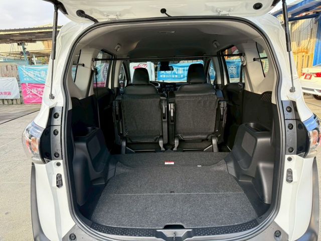 僅跑2萬多公里 免鑰匙摸門解鎖啟動 VSC車輛穩定控制系統 AEB緊急煞車系統 LED日行燈 6SRS 車道偏離警示  第9張相片