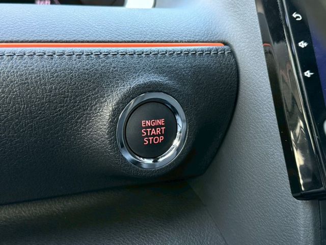 僅跑2萬多公里 免鑰匙摸門解鎖啟動 VSC車輛穩定控制系統 AEB緊急煞車系統 LED日行燈 6SRS 車道偏離警示  第12張相片