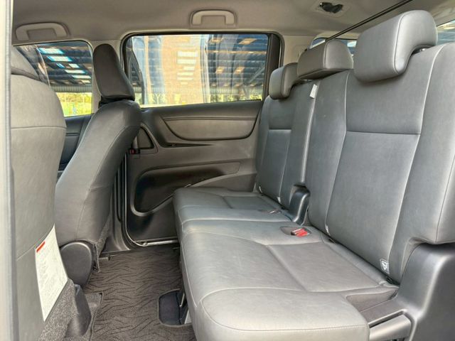 僅跑3萬多公里 免鑰匙摸門解鎖啟動 VSC車輛穩定控制系統 AEB緊急煞車系統 LED日行燈 6SRS 車道偏離警示  第7張相片