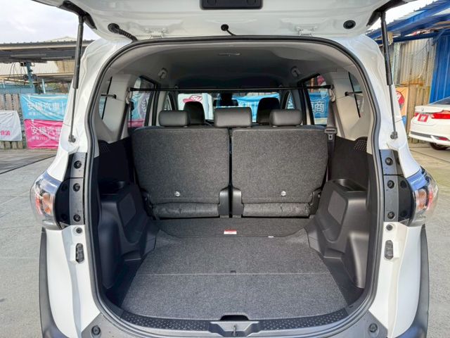 僅跑3萬多公里 免鑰匙摸門解鎖啟動 VSC車輛穩定控制系統 AEB緊急煞車系統 LED日行燈 6SRS 車道偏離警示  第8張相片