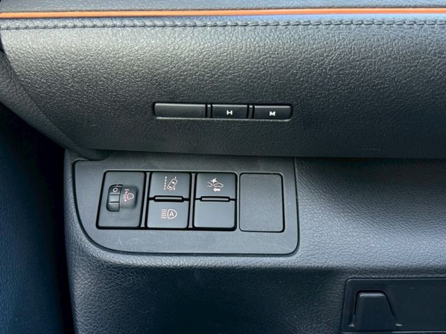 僅跑3萬多公里 免鑰匙摸門解鎖啟動 VSC車輛穩定控制系統 AEB緊急煞車系統 LED日行燈 6SRS 車道偏離警示  第11張相片