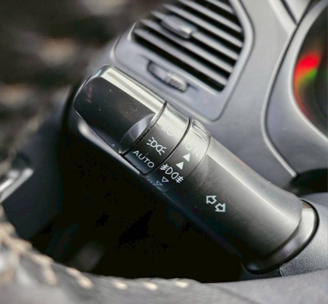 旗艦型 數位液晶儀表板 定速巡航 後座出風口 車頂行李架 ECO節能模式 自動光感感應頭燈 16吋鋁圈  第12張相片