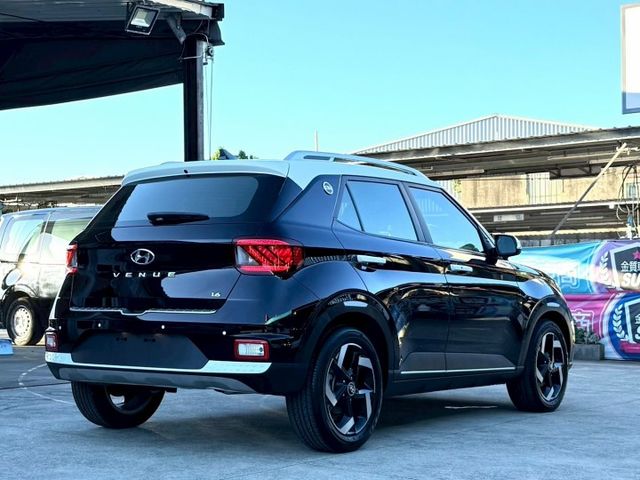 GLC 原廠保固 懷特黑 光圈日行燈 車道維持 CARPLAY 緊急煞停 導航系統 無線充電座 恆溫空調 免鑰匙摸門  第5張相片