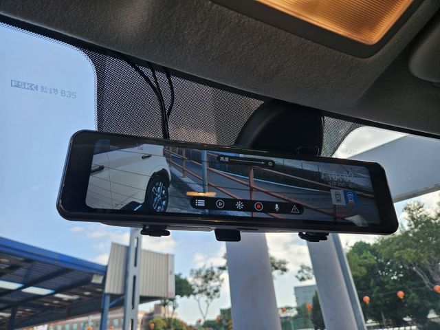 GLC 原廠保固 懷特黑 光圈日行燈 車道維持 CARPLAY 緊急煞停 導航系統 無線充電座 恆溫空調 免鑰匙摸門  第11張相片