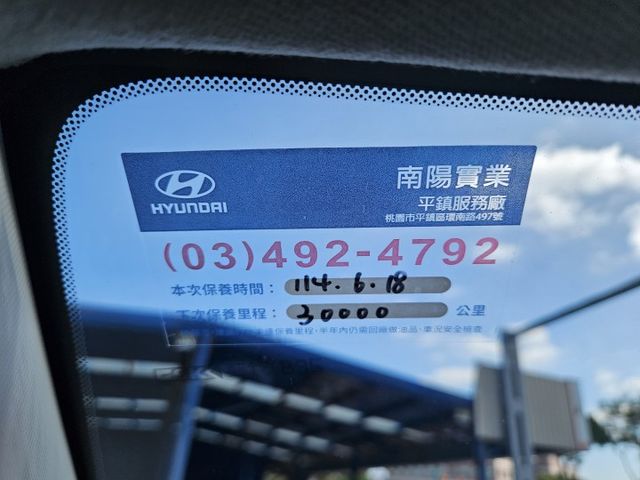 GLC 原廠保固 懷特黑 光圈日行燈 車道維持 CARPLAY 緊急煞停 導航系統 無線充電座 恆溫空調 免鑰匙摸門  第12張相片