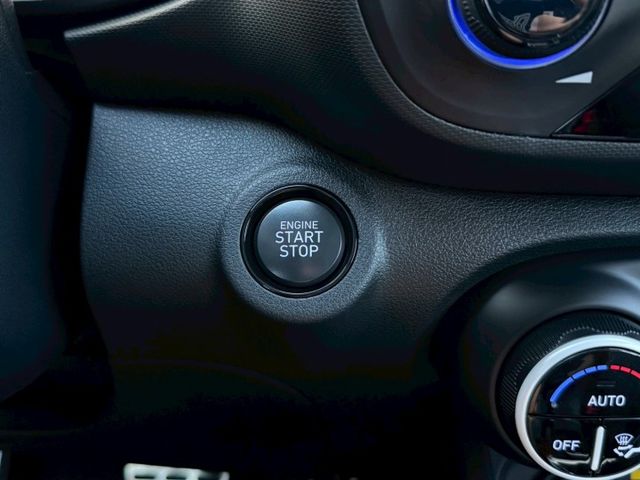 GLC 原廠保固 懷特黑 光圈日行燈 車道維持 CARPLAY 緊急煞停 導航系統 無線充電座 恆溫空調 免鑰匙摸門  第18張相片