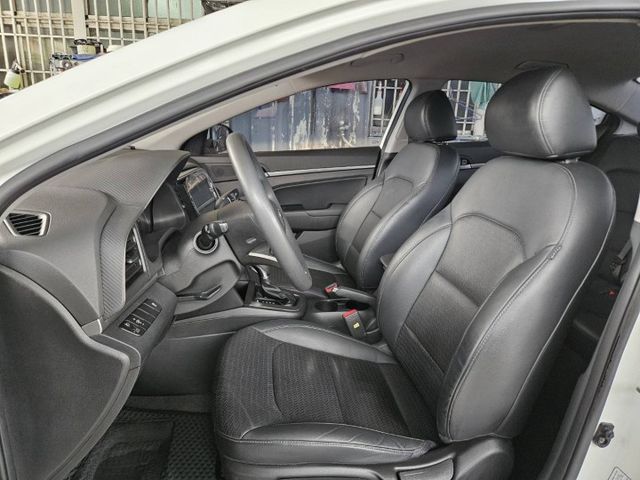 第六世代Elantra 全新安卓機 CarPlay 定速巡航 後座出風口 方向盤快控 自動感應頭燈 倒車顯影  第7張相片