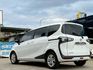 七人座 豪華+ 原廠保養紀錄 定速巡航 雙電動側滑門 車道偏移警示 AEB緊急煞停 恆溫空調 後座出風口 LED日行燈  第3張縮圖