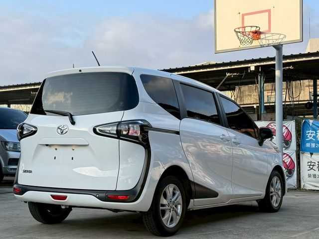 僅跑2萬多公里 免鑰匙摸門解鎖啟動 VSC車輛穩定控制系統 AEB緊急煞車系統 LED日行燈 6SRS 車道偏離警示  第3張相片