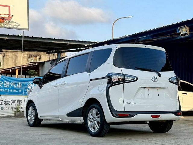 僅跑3萬多公里 免鑰匙摸門解鎖啟動 VSC車輛穩定控制系統 AEB緊急煞車系統 LED日行燈 6SRS 車道偏離警示  第4張相片
