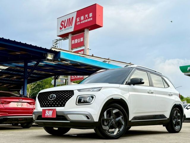 GLC款 白黑雙色 原廠保養紀錄 LED日行光環 盲點偵測 環景系統 CarPlay 恆溫空調 車道偏移輔助 導航系統  第1張相片