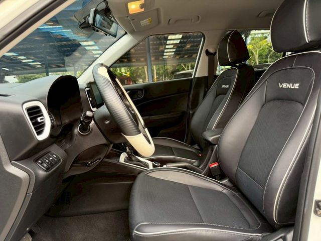 GLC款 白黑雙色 原廠保養紀錄 LED日行光環 盲點偵測 環景系統 CarPlay 恆溫空調 車道偏移輔助 導航系統  第7張相片