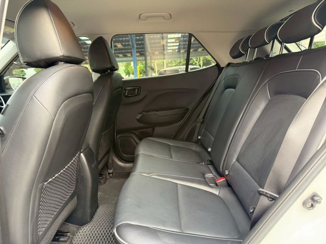 GLC款 白黑雙色 原廠保養紀錄 LED日行光環 盲點偵測 環景系統 CarPlay 恆溫空調 車道偏移輔助 導航系統  第8張相片