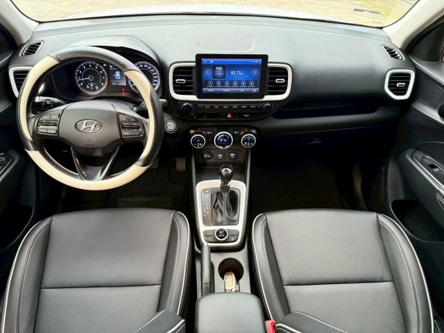 GLC款 白黑雙色 原廠保養紀錄 LED日行光環 盲點偵測 環景系統 CarPlay 恆溫空調 車道偏移輔助 導航系統  第9張相片