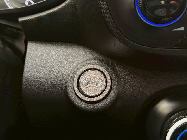 GLC款 白黑雙色 原廠保養紀錄 LED日行光環 盲點偵測 環景系統 CarPlay 恆溫空調 車道偏移輔助 導航系統  第12張相片