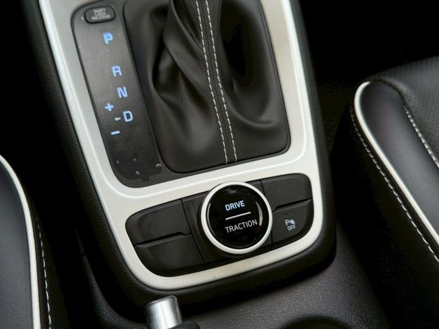 GLC款 白黑雙色 原廠保養紀錄 LED日行光環 盲點偵測 環景系統 CarPlay 恆溫空調 車道偏移輔助 導航系統  第14張相片