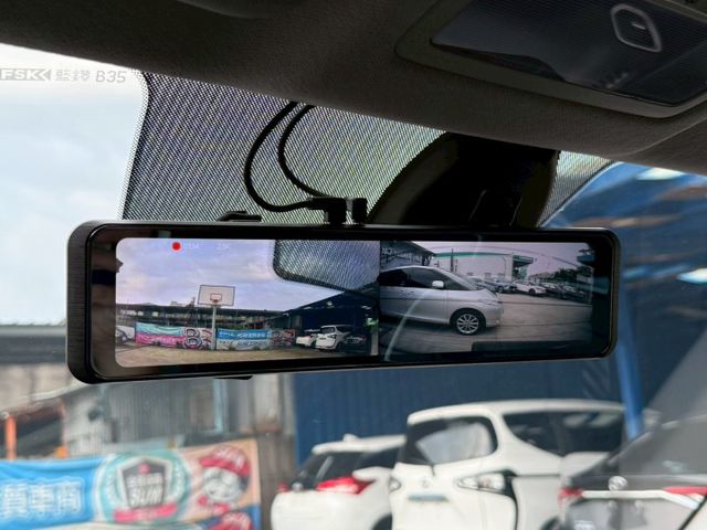 GLC款 白黑雙色 原廠保養紀錄 LED日行光環 盲點偵測 環景系統 CarPlay 恆溫空調 車道偏移輔助 導航系統  第16張相片