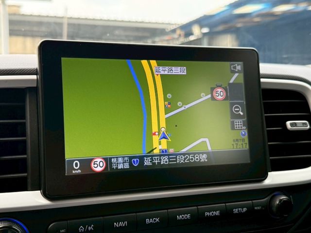 GLC款 白黑雙色 原廠保養紀錄 LED日行光環 盲點偵測 環景系統 CarPlay 恆溫空調 車道偏移輔助 導航系統  第19張相片
