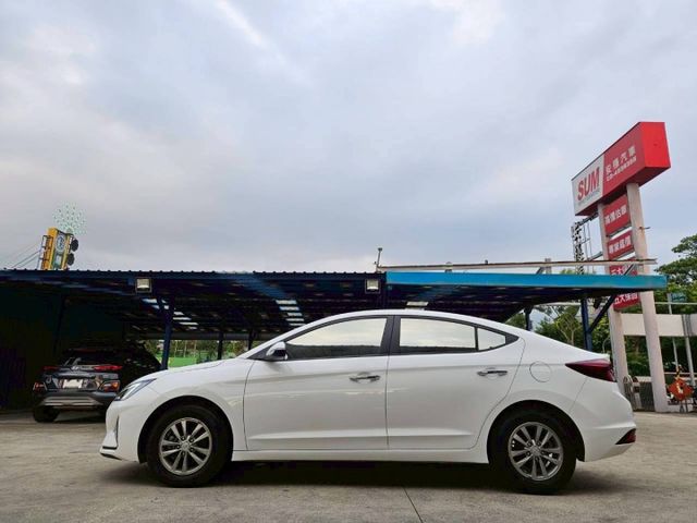 第六代ELANTRA 定速巡航 後座出風口 大螢幕安卓機 無線CarPlay 導航系統 倒車顯影 自動感應頭燈  第3張相片