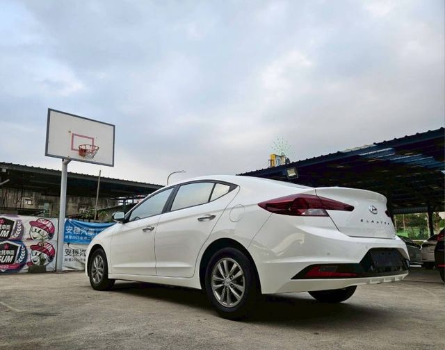 第六代ELANTRA 定速巡航 後座出風口 大螢幕安卓機 無線CarPlay 導航系統 倒車顯影 自動感應頭燈  第4張相片