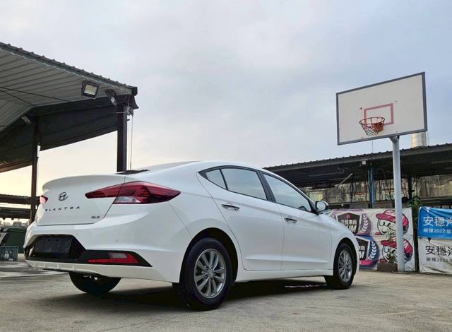 第六代ELANTRA 定速巡航 後座出風口 大螢幕安卓機 無線CarPlay 導航系統 倒車顯影 自動感應頭燈  第5張相片