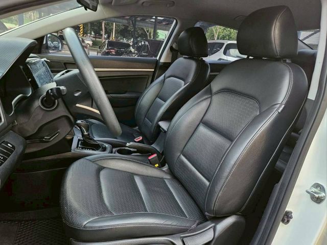第六代ELANTRA 定速巡航 後座出風口 大螢幕安卓機 無線CarPlay 導航系統 倒車顯影 自動感應頭燈  第6張相片