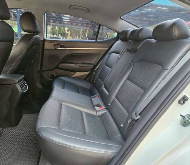 第六代ELANTRA 定速巡航 後座出風口 大螢幕安卓機 無線CarPlay 導航系統 倒車顯影 自動感應頭燈  第7張相片