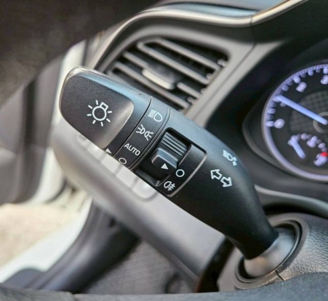 第六代ELANTRA 定速巡航 後座出風口 大螢幕安卓機 無線CarPlay 導航系統 倒車顯影 自動感應頭燈  第9張相片