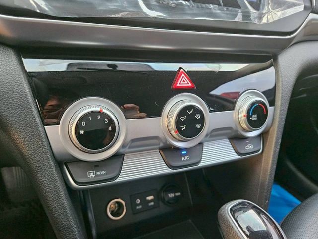 第六代ELANTRA 定速巡航 後座出風口 大螢幕安卓機 無線CarPlay 導航系統 倒車顯影 自動感應頭燈  第12張相片