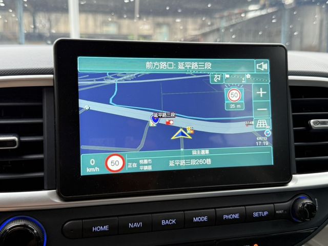 原廠保養紀錄 原廠保固中 奶咖雙色 ACC跟車 LED頭燈 CarPlay 恆溫空調 主動轉向頭燈 車道置中輔助  第16張相片