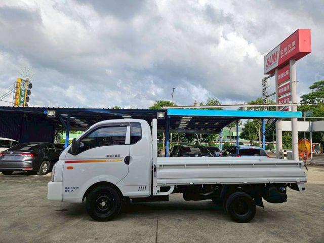 PORTER 豪華大單廂 5速手自排 空間機能大升級 座椅可傾倒 可放置隨車工具或行李 白鐵斗 第三方認證 全車原鈑件  第4張相片