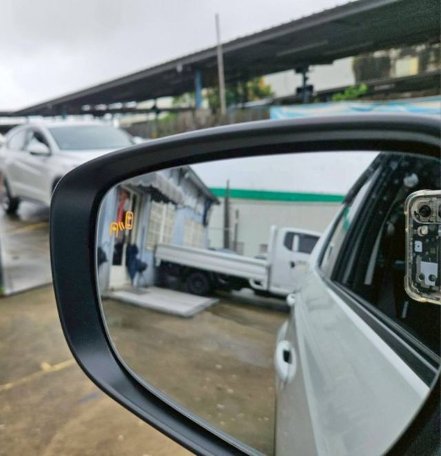 油耗平均19.9km/ltr 晶鑽LED光源頭燈 免鑰匙解鎖啟動 盲點偵測 CarPlay主機 導航系統 恆溫空調 定速  第9張相片