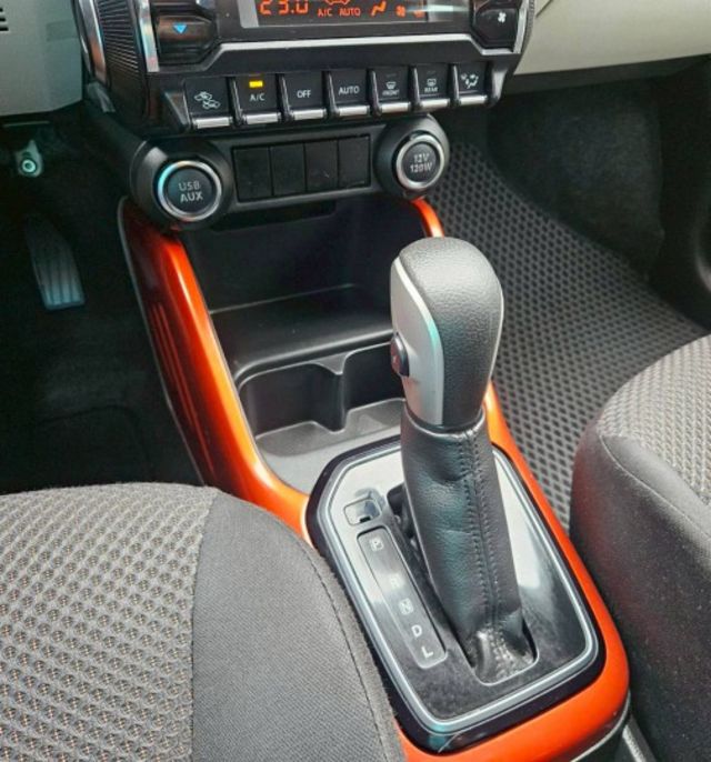 油耗平均19.9km/ltr 晶鑽LED光源頭燈 免鑰匙解鎖啟動 盲點偵測 CarPlay主機 導航系統 恆溫空調 定速  第11張相片
