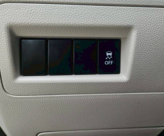 油耗平均19.9km/ltr 晶鑽LED光源頭燈 免鑰匙解鎖啟動 盲點偵測 CarPlay主機 導航系統 恆溫空調 定速  第19張相片