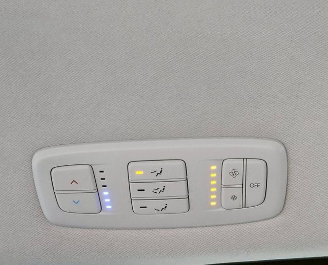 GLD-A 九人座豪華商旅 低里程僅跑4萬多 後座出風口 定速巡航 光感應自動頭燈 無線充電座 電子式手剎車  第20張相片