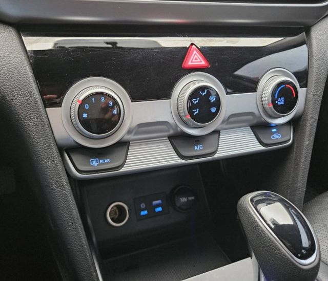 經典版 原廠保養紀錄 定速巡航 後座出風口 大螢幕安卓機 無線CarPlay 倒車顯影 自動感應頭燈 LED日行燈  第16張相片