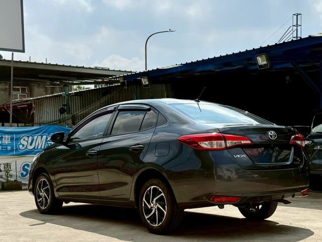 經典版 第三方認證 全車原鈑件 自動感應頭燈 電動收折後視鏡 中控螢幕 藍芽連線 LED日行燈 駐車雷達  第4張相片
