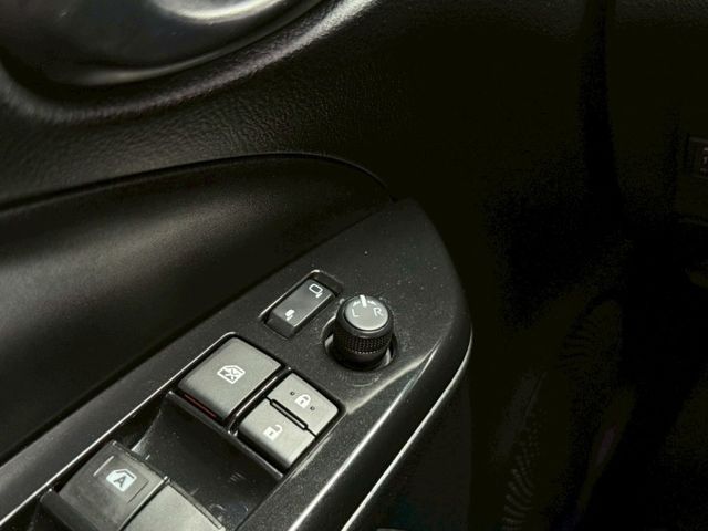 經典版 第三方認證 全車原鈑件 自動感應頭燈 電動收折後視鏡 中控螢幕 藍芽連線 LED日行燈 駐車雷達  第9張相片