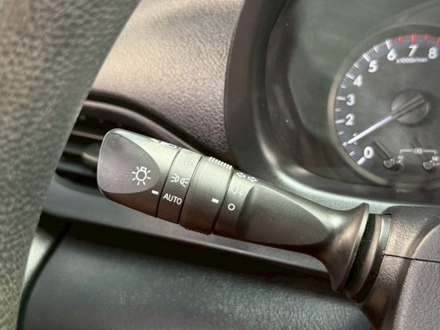 經典版 第三方認證 全車原鈑件 自動感應頭燈 電動收折後視鏡 中控螢幕 藍芽連線 LED日行燈 駐車雷達  第14張相片