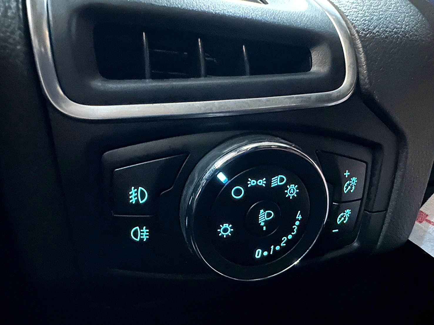 LINE:goodcar888 2013年 Ford Focus 5D 2.0汽油運動型 雙離合器6速自手排 自然進氣  第9張相片